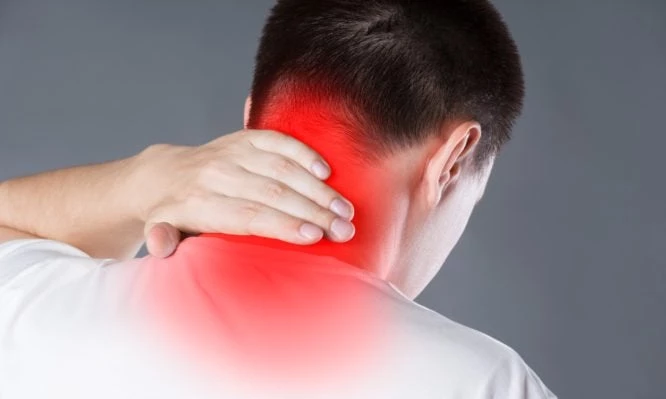 Πονάτε στον αυχένα; Το κόλπο για να σας περάσει σε 60 δευτερόλεπτα